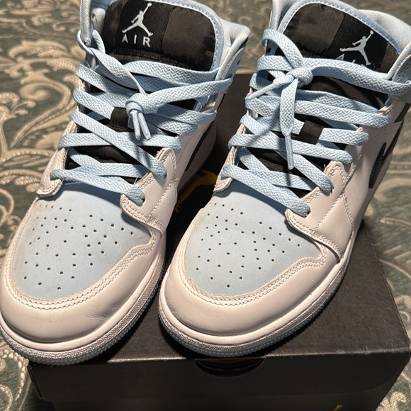 7Y Air Jordan MID SE (GS) - Picture 2 of 8